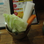 七味亭 - お通しの野菜スティックも新鮮で盛り沢山