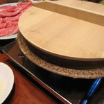 料亭 金鍋 - 牛すきは、仲居さんがお世話してくれます