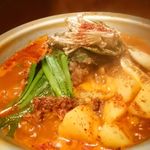 Yuga - カンジャンタン
      
      1,350円
      
      豚背骨肉とジャガイモのコラーゲンたっぷり濃厚スープ鍋。リピートのお客様も多い人気メニューです。
      