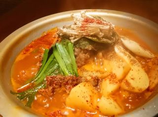 Yuga - カンジャンタン
                        
                        1,350円
                        
                        豚背骨肉とジャガイモのコラーゲンたっぷり濃厚スープ鍋。リピートのお客様も多い人気メニューです。
                        