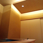 竹ざき - 網代天井と間接照明がふんわり