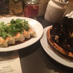 YONA YONA BEER WORKS - パクチーのせ焼き餃子とムール貝のビール蒸し