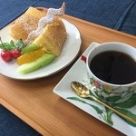 遊倶楽部 - 料理写真:珈琲とシフォンケーキセット