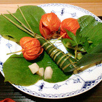 竹ざき - 【2】八寸：ホオズキ(青梅/蛸/鴨ロース&丸十)、鯛ちまき寿司、枝豆