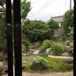 ぴっか - 中から見た庭の景色