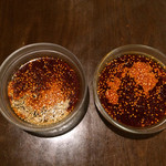 つけ麺本舗 辛部 - つけ汁  4倍と30倍を比較。  まずは量がまったく違います…笑