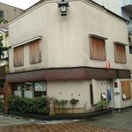 てんぷら 鶴吉 - 糸川沿い桜橋のたもとにお店があります