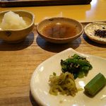 てんぷら 鶴吉 - おろしに梅ソースにゆかり塩で手前は先付