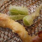 てんぷら 鶴吉 - コースの海老にほうれん草の茎と根っこ＾＾；