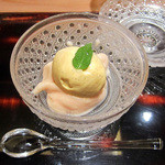 竹ざき - 【10】デザート：バニラアイス、桃シャーベット、中にサクランボ