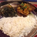 エパレット - 左パロンサグのゴント：ほうれん草和え　右チョッチョリ：野菜のドライカレー