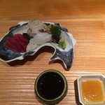 日本料理 幸庵 - おつくり　鮪赤身、鎌倉アオリイカ、鱧の炙り、信州の醤油と梅肉醤油でいただきます