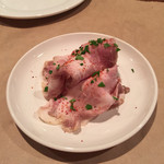 39753749 - 青森、長谷川さんが餌から自分で作って育てた豚の肉を使って阿部さんが作ったハム。文句無く美味しい！