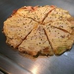 広島流お好み焼き　七夜 - 広島ピジャー
      
      ビザとお好み焼きの合体☆
      お好み焼きの生地を薄焼にして上に〜たらこ・チーズ・ネギ・キャベツ〜を乗せてさらに薄焼きに、マヨネーズと黒胡椒で味付けた、見た目はシンプルですが～味は超いいょ