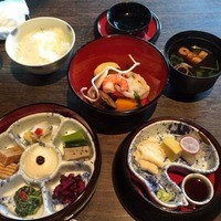 韻松亭 - 茶つぼ三段弁当
