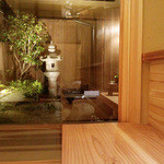 竹ざき - ライトアップされた坪庭が見えます