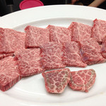 みょうが屋 - 宮崎牛雌肥育期間32ヶ月熟成3週間のヒウチ。手前のはしんしん