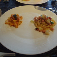 インカメラ コン テラッツァ - 2015/5/5  パスタ左：蛸とじゃがいも、インゲン豆のペペロンチーノ。　　　　パスタ右：山梨県北杜市より　トマトのパモドーロ〜バジリコのソースを乗せて