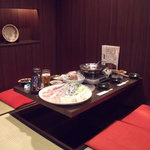 Juuwari Soba Nishida - 仲間と軍鶏鍋を予約。座敷で８名、テーブル、カウンターがある。