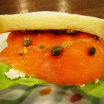 ディアカップ - スモークサーモンとカッテージチーズのサンド（1/2）350円
