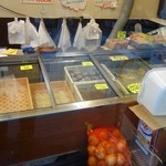 うどんのいなや - レジ横には持ち帰りの品がたくさんあります