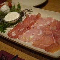 オービカ モッツァレラバー 横浜店 - オービカモッツァレラというチーズで楽しむハムとかの盛り合わせ♡