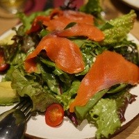 オービカ モッツァレラバー 横浜店 - お薦めでサーモンとアボカドのサラダを発注♪