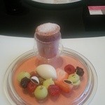 ガストロノミー ジョエル・ロブション - 手前：スフレ・フランボワーズ ピスターシュとフリュイルージュのコンビネーションにグラス・アマンドを添えて　奥：杏のタタン エキゾチックなクーリーと豆乳の泡雪を添えて
      