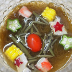 寿し鐵 おおしお - 先付     天の川の星々オクラ  トマト  鮑  蟹  もずく  られし  玉蜀黍  蓴菜