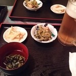 ひと椿 - 生ビールとお通しです。