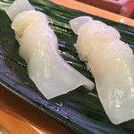 ひょうたん寿司 - 呼子のイカ。
                                ネタが大きすぎて、シャリは半分に切ってます。
                                やっぱり九州きたら呼子のイカですね。