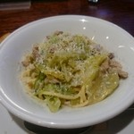 FERRAGOSTO - 自家製パスタ レタスとベーコンのグリーチャ風 チーズがけ。