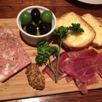 前菜盛り合わせ(ハモンセラーノとオリーブ、ゴーダチーズのブルケッタ、パテンドカンパーニュ)