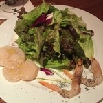 MANIMAL - 軽く炙ったエーゲ海産の海老とお刺身ホタテのサラダ仕立て