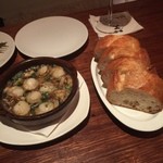 MANIMAL - 帆立のアヒージョ730円とバケット200円追加