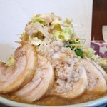 麺や あかつき - あかつき麺（野菜マシマシ・ニンニク・カラメ・アブラ）＋豚追加②