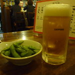 ひとくち餃子てん屋 - 突き出しの枝豆と生ビール
