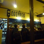 ひとくち餃子てん屋 - レトロ調の店内カウンター