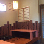 魚八 - 小上がりにテーブルが3台。