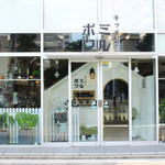 キッチンミルポワ - 光が差し込む明るい店内そして天井も高く広々