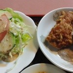 豊莱園 - 「ニラレバ定食」のサラダ&唐揚げ