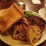 パーラー江古田 - トーストセット（カットパンは、湘南小麦のカンパーニュ、レーズン胡桃、オレンジピールアーモンド、各2カット）