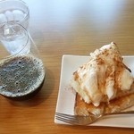 シナモンハニートースト350円♪っと、リーデル社製ワイングラスに入ったアイスコーヒー500円