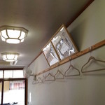 中華そば さとう - 後ろにもメニュー＆ハンガー