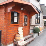 珈琲工房 フェイバリット - 外観写真:奥がお店