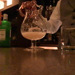 ■丁寧に桃を潰し時間をかけて作り上げていくマスター。