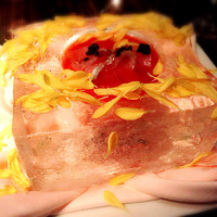 AWkitchen TOKYO 新丸ビル店 - トマトとお魚のスープ。氷で出来た入れ物にお花は食べれるお花。