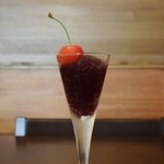 プチデザート（赤ワインのジュレ）