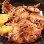 らーめんむつみ屋 - ≪'15/07/08撮影≫熟成みそ豚丼 680円 のみそ豚八枚、漬物添え