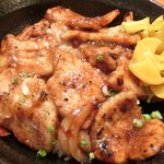 らーめんむつみ屋 - ≪'15/07/08撮影≫熟成みそ豚丼 680円 のみそ豚八枚、漬物添え